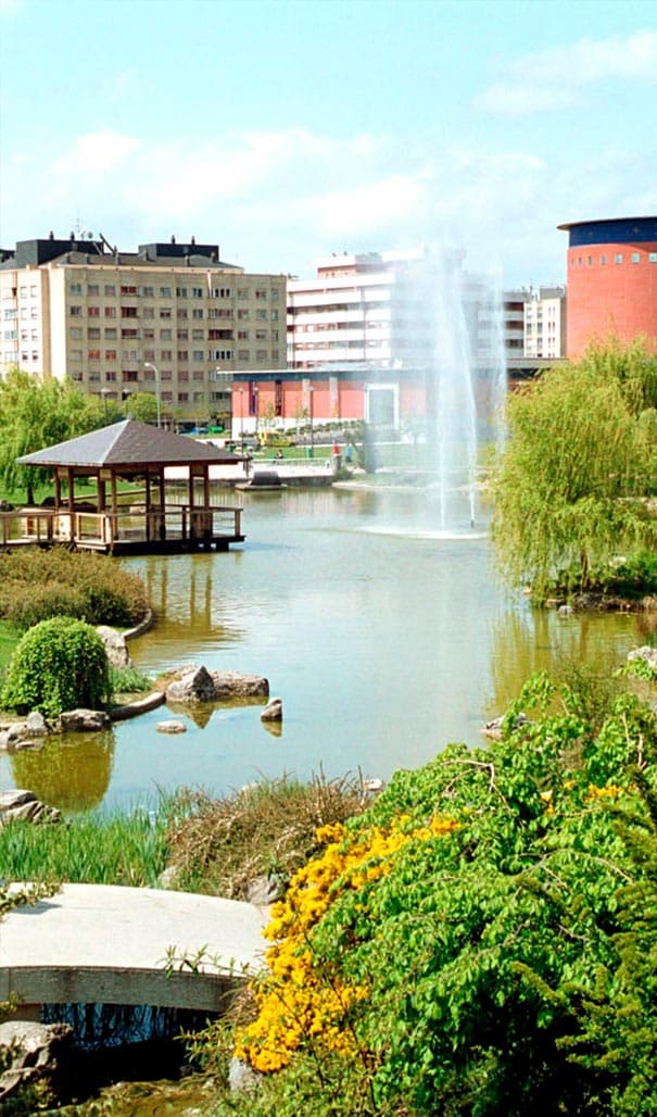 Parque Yamaguchi con Hostelet al fondo